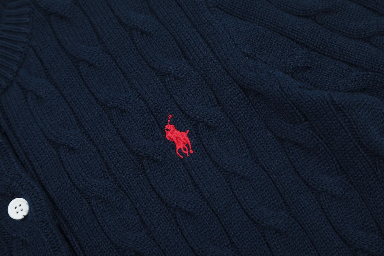 🅿️176 "Top quality" Style number: DS021# (not off the shelves all year round) [Ralph Lauren round neck cardigan solid color pony embroidered logo knitted short sleeves] ✅Ralph Lauren classic basic versatile all-season cardigan knitted short sleeves ✅Main supplier platform live broadcast Wholesale entities Replenish when out of stock Not off the shelves ✅ZP quality 1:1 version Scan the code to enter the GF website Counter quality ✅Details and quality are the only one in Guangzhou. Imported quality cotton yarn, focusing on high-end, cost-effective. Needless to say good quality. ✅The version is restored to the original order. The maximum size can be worn up to 160 pounds. Loose, comfortable and stress-free.